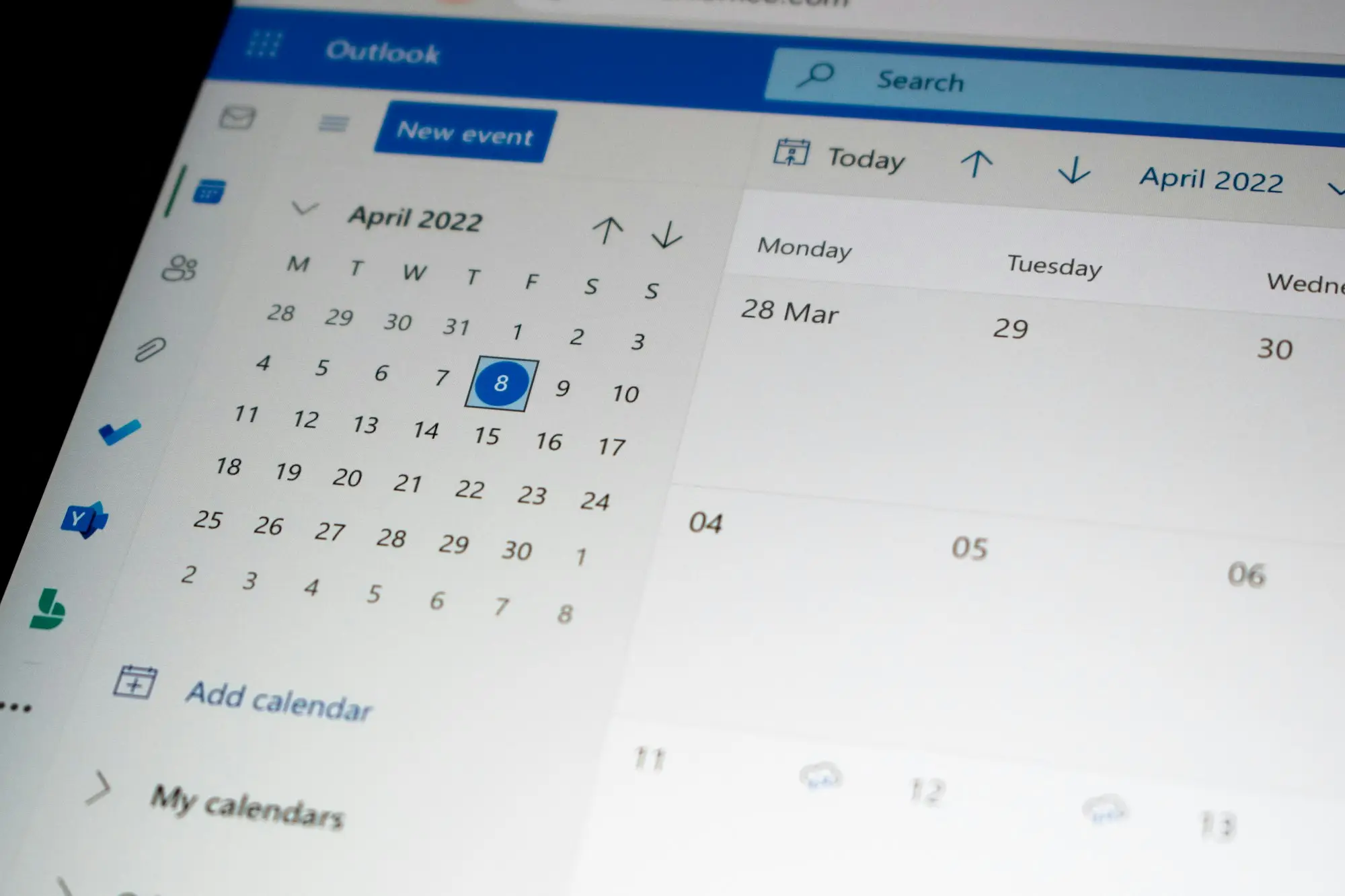 Calendar app counting down to a due date on a laptop